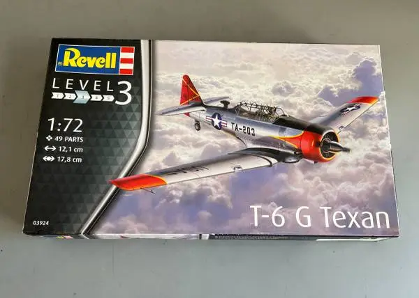 Revell T-6 G Texan  1:72 Plastic Airplane Model Kit