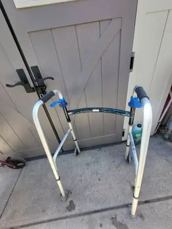 ALUMINUM WALKER WITH BLUE HANDLE RELEASE LEVER