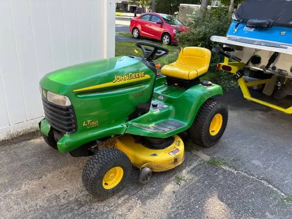 John Deere LT150 Riding Mower *15hp Engine, Runs Great, Cuts Nice*