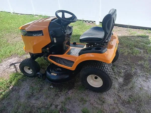 CUB CADET RIDING LAWN MOWER
