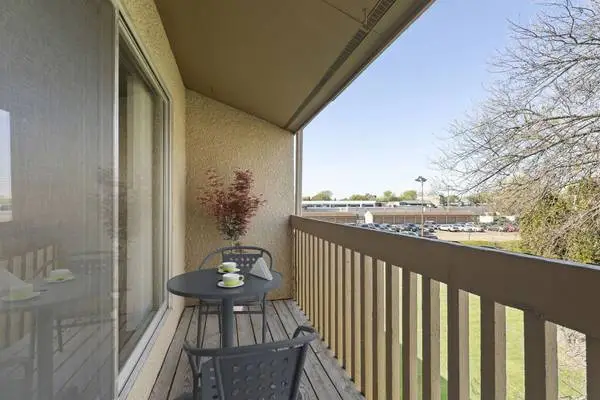 Large Fitness Center, Walk to Bus Line, Elevators