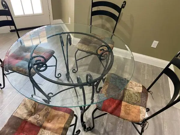 Dinning table in excellent condition