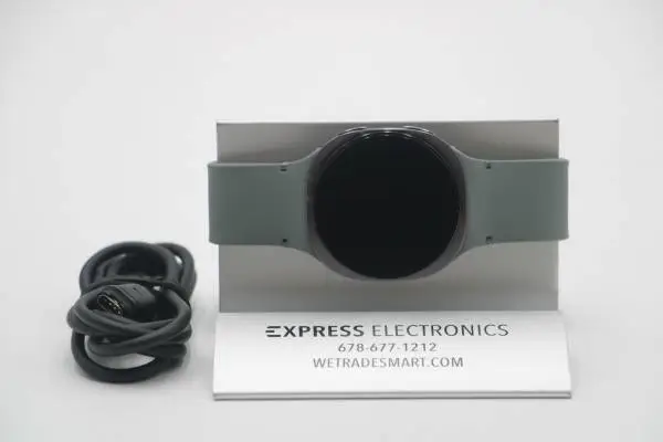 PRISTINE - 40MM Samsung Galaxy Watch8 Graphite w/Gray Band GPS