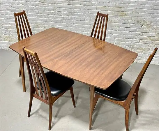 Mid century Dining set. Very nice, excellent condition. !