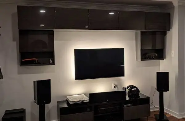 49 Samsung 4K Smart TV + Built-in Philips Hue Play Gradient Lightstri