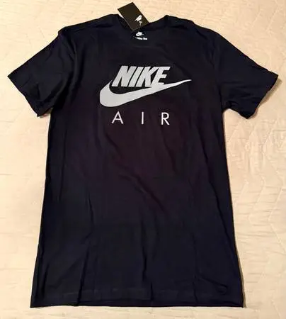 New NIKE Reflective Logo T- Shirt Mens Small Size