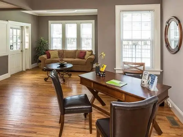 Near major public transit and buslines! Great for commuters!