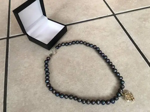Black Pearl Chocker/Necklace with little Heart Brand New Condition!