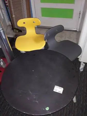 Kids table / chairs
