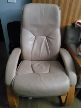 Mid century modern STRESSLESS RECLINING LEATHER RECLINER WITH OTTOMAN