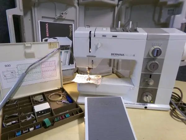 Bernina 930 Record Sewing Machine (84-327)