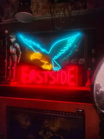 Old Neon Beer Signs and Beer Cans Wanted