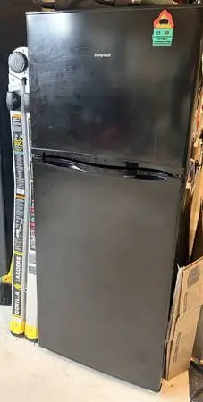Hotpoint 9.7-cu ft Top-Freezer Refrigerator