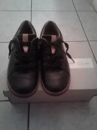 Ladies Clarks Casual Leather Shoe 7M - (Retail at $130)
