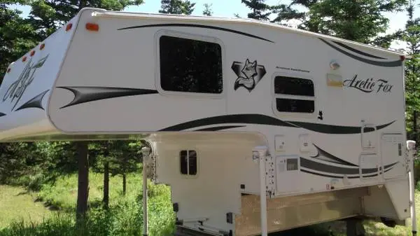 811 Arctic Fox Truck Camper