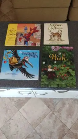 Childrens books lot of 4 picture books easy reading! Used