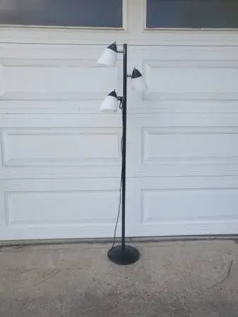 BLACK FLOOR LAMP