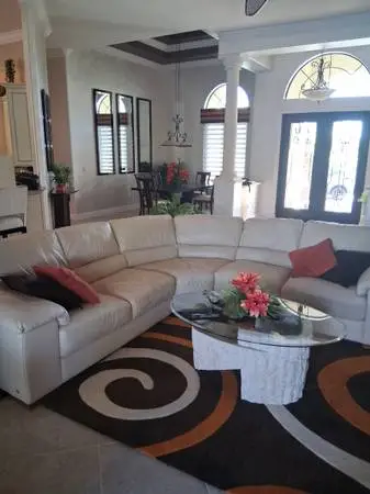 Good quality italian leather sofa (Natuzzi)