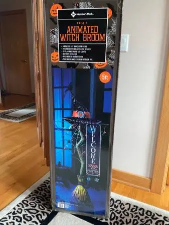 Animated Witch Broom ~ Hat Dances to Music ~ Flashing Lights