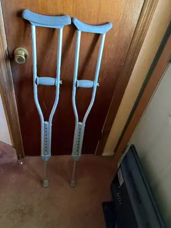MedChoice Adult kid youth aluminum crutches 4ft 6 to 5ft 2 Tall