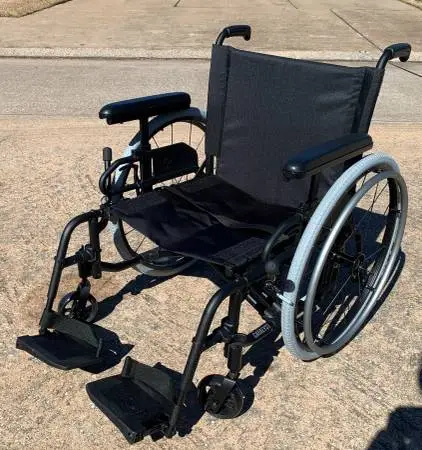 High end Ki Catalyst 5 VX wheelchair, 22 wide seat, made in Sweden