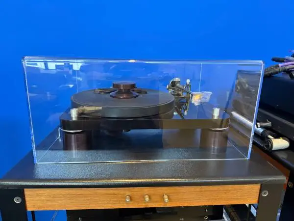 Basis 2001 turntable + Graham Engineering 2.0 tonearm--Delos Optional