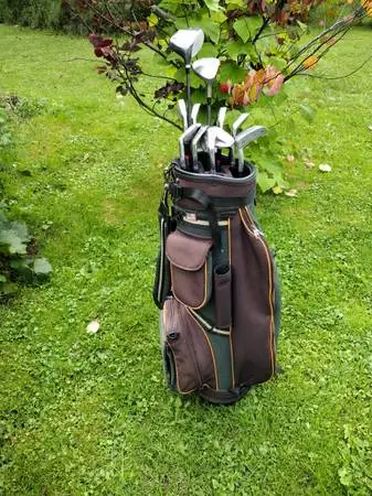 Right hand golf set ,bag and pull cart