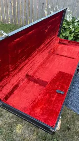 FENDER JAZZ BASS CASE w/KEYS