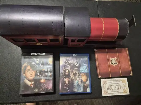 Harry Potter 20th Anniversary Hogwarts Express Train Collectors Edition featuri