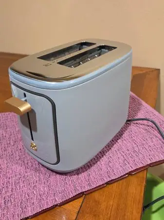 Beautiful brand toaster (by drew barrymore)