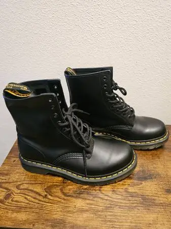 NEW-Dr. Martens womens classic black lace up boot