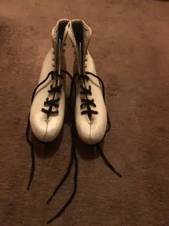 Vintage Womens white Imperial Figure Ice Skates (size 5) black laces