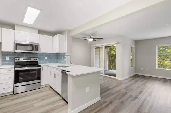 Simply beautiful 2 bed / 2 bath in prime Bothell neighborhood
