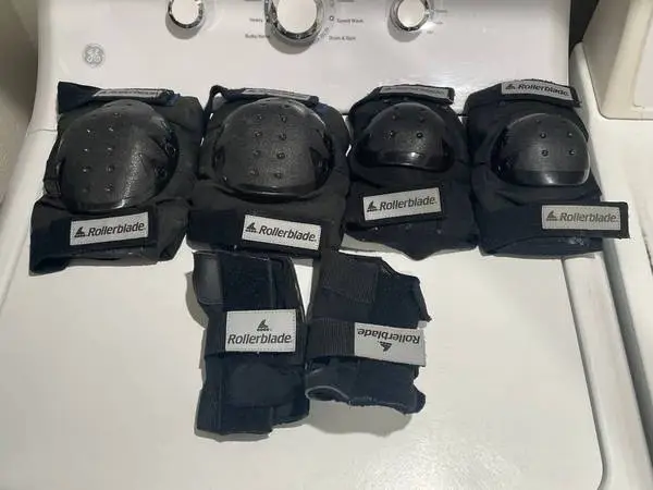 SET OF ROLLER BLADE KNEE, ELBOW & WRIST GUARDS