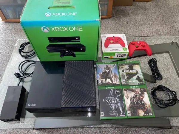 XBOX One Console + 4 Games + Controller