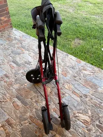 Collapsible walker with big wheels in good condition