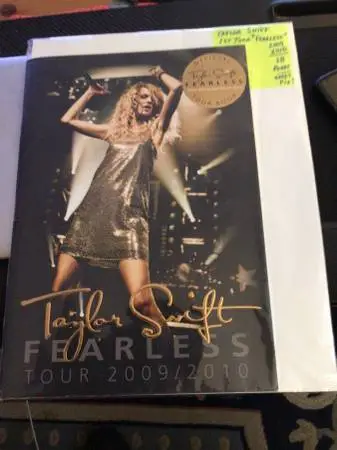 TAYLOR SWIFT , RARE , 2009/ 2010  FEARLESS “ TOUR BOOKLET