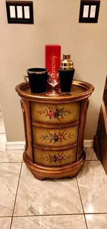 GORGEOUS ROUND ENTRANCE TABLE / BISTRO TABLE