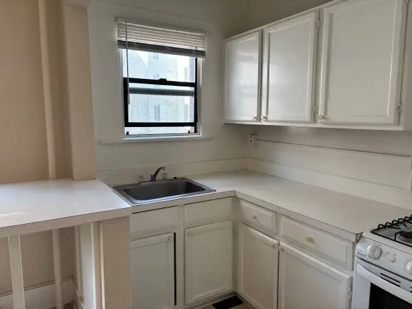 Spacious studio on first hill. 1 month free!