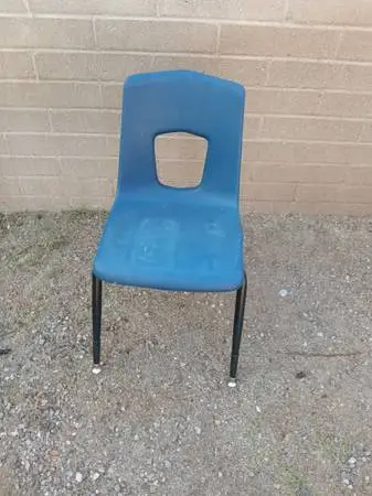 schoolar plastic chairs