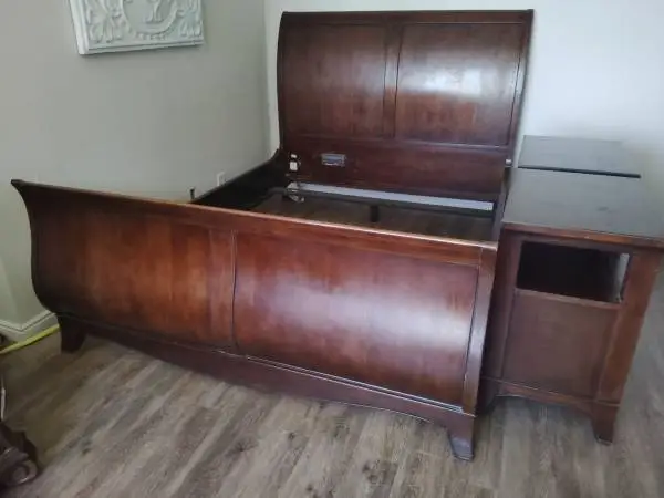 Queen sleigh bed with 2 nightstands