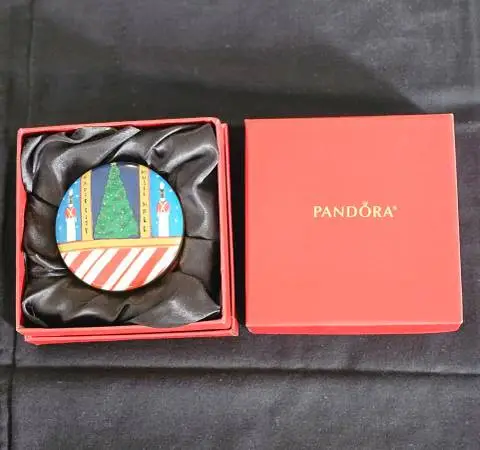Pandora New York Radio City Music Hall Holiday Gift Set.