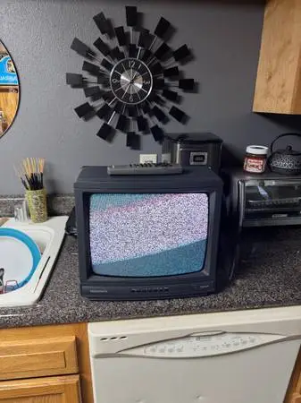 🎮 Vintage Magnavox CRT TV for retro gaming 🎮