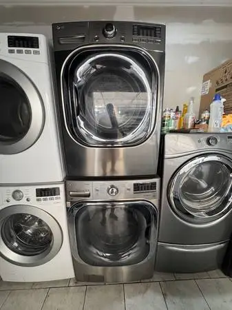 Lg jumbo 5.2 cu ft Steam washer and gas dryer