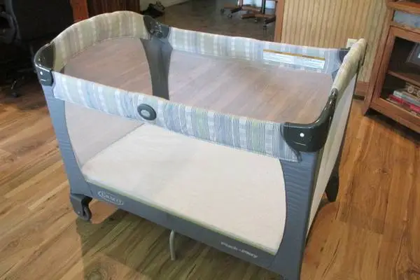 Pac n play  childs crib