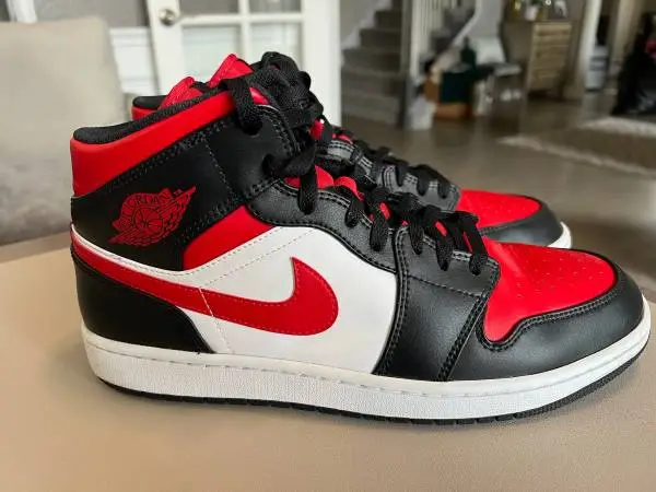 Nike Air Jordan 1 Mid Bred Toe Mens Size 11 Sneakers