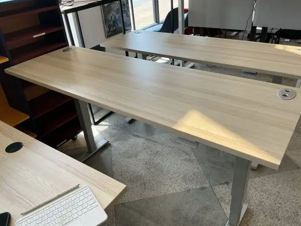 70W x 23D Pneumatic Height Adjustable Table by Humanscale in America