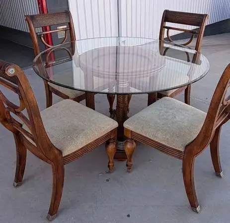 Beautiful Dining Table With 5 Gorgeous Comfortable Chairs!