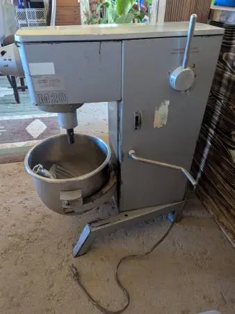 Commercial 20qt mixer with paddle