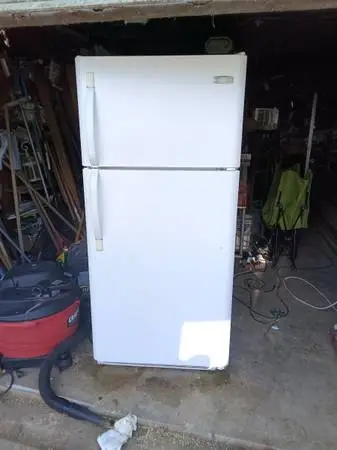 Working fridgeare clean refrigerator